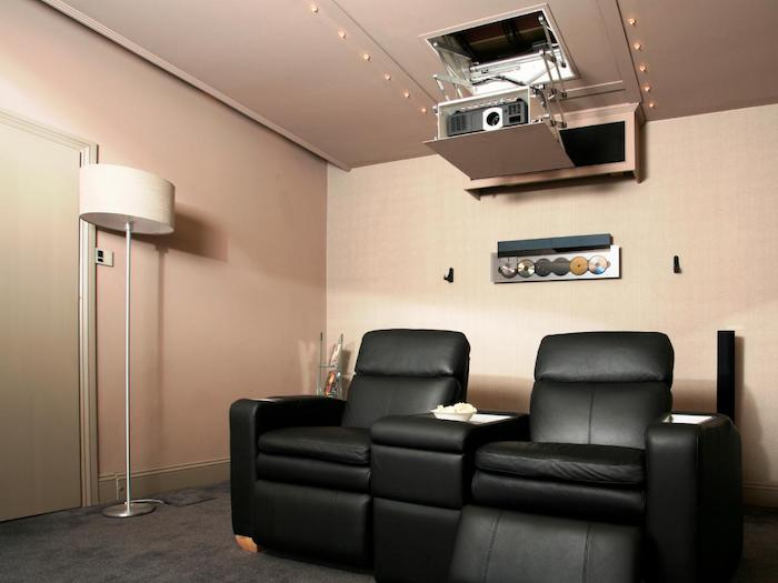 Woonkamerwand zwart lederen fauteuil home cinema projector vloerlamp media kamer ontwerp