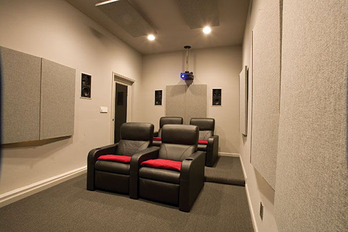 woonkamer scherm bioscoop salon in de garage home cinema ideeën projector films kijken lederen fauteuil