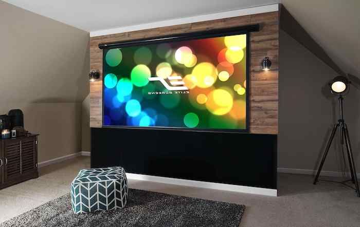 muur moderne kleurrijke kleuren aan de muur tv enorme vloer kussen grote kussens op het tapijt