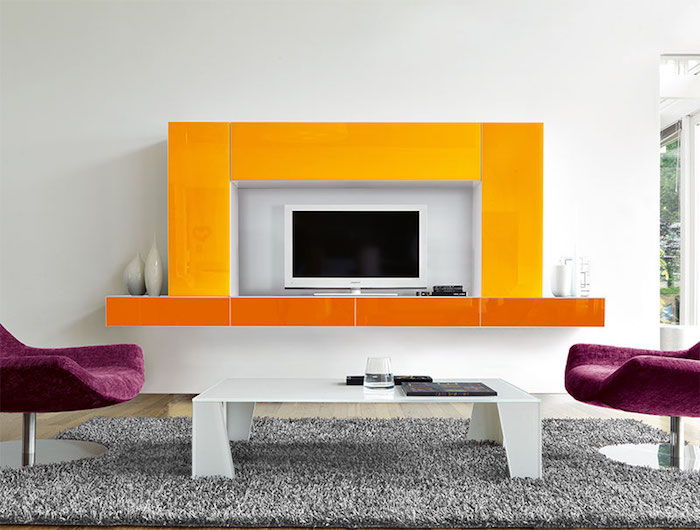 Residential vegg moderne veggdesign gul og oransje lilla lenestol grå teppe hvitt bord