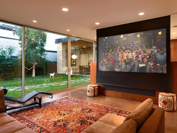 tv-panel persisk teppe hus med hage hele veggen som tv form media projektor tv