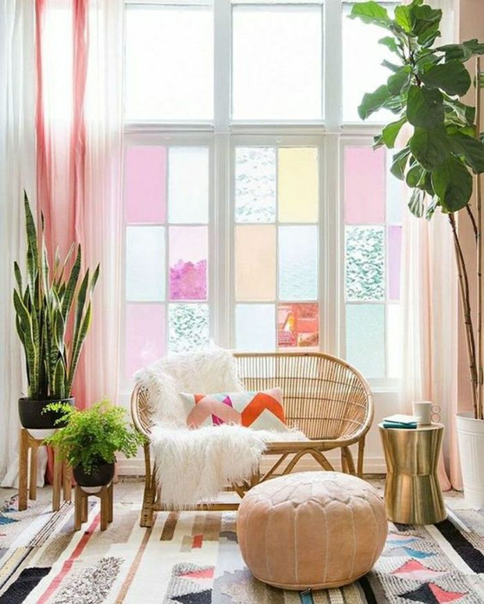 ozdobte veľké okno v obývacej izbe s okenným filmom svetlo ružovej, svetlo modrej a žltej