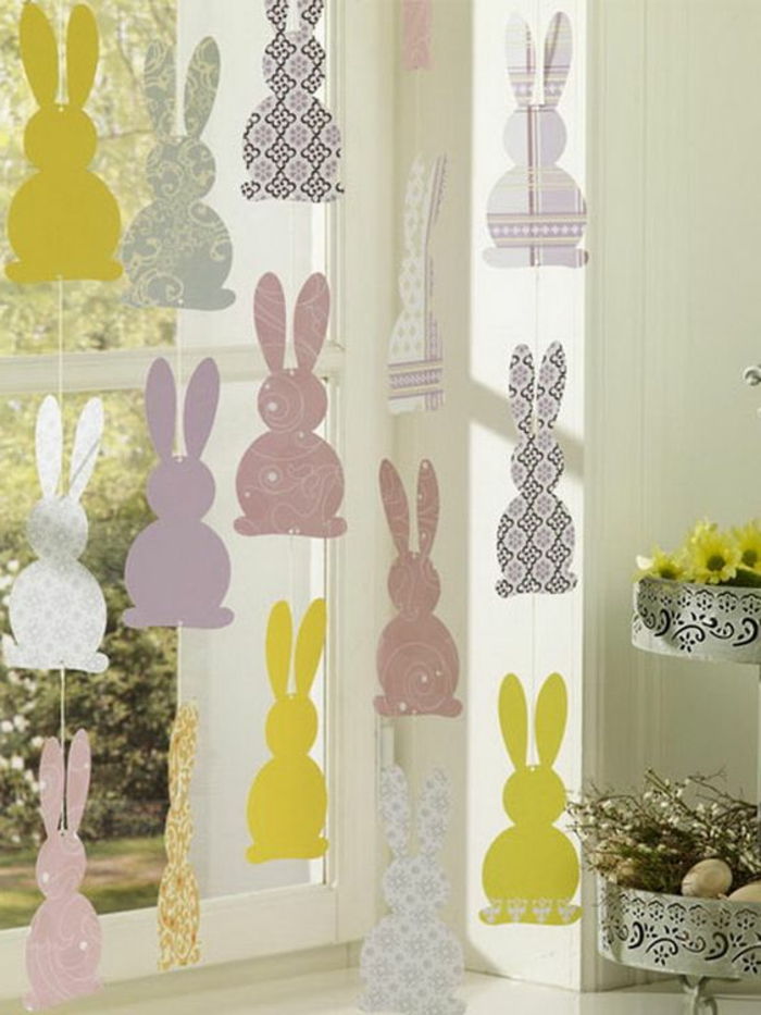 Veľkonočné dekorácie z remeselného papiera s rôznymi vzormi v tvare králikov