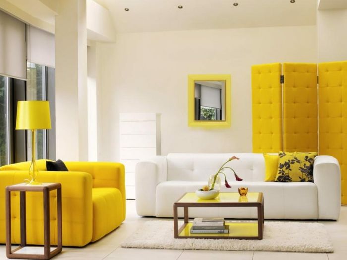 Svetainės įsteigimo idėjos geltona-spintos-balta sofa