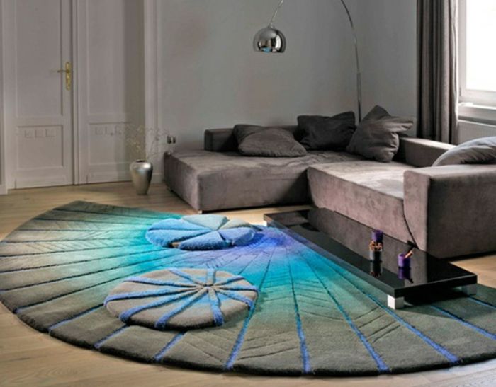 mäkký koberec v polkruhovom tvare so zlúčenými farbami