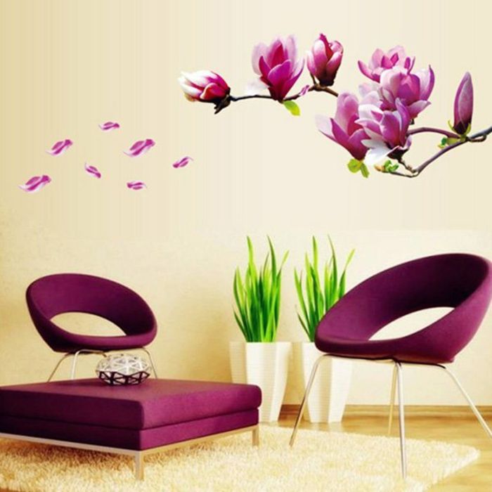 Nástenné prevedenie v obývacej izbe s veľkými nálepkami na stenu - fialové kvety