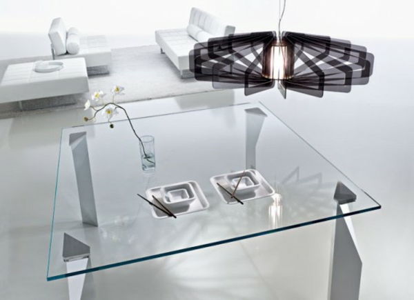 stue-med-en-vakker-designer glass bord