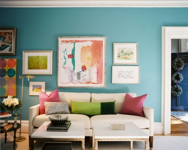 stue-med-vegg farge turkis-og-mange bilder fargerik design