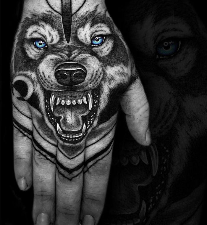 Čia yra juoda dantukų vilkas su gražiais mėlynomis akimis - idėja vilkui tatuiruotė ant rankų