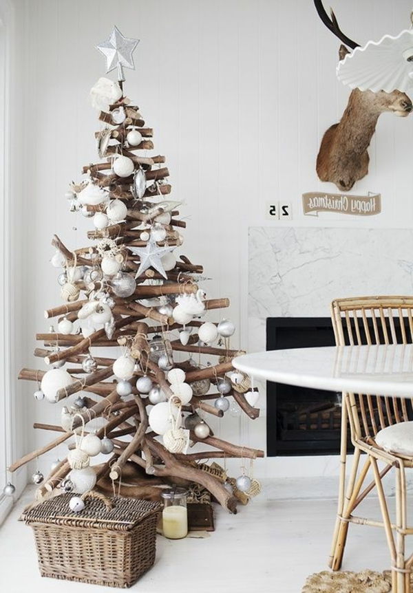 krásne zdobené vianočný stromček White