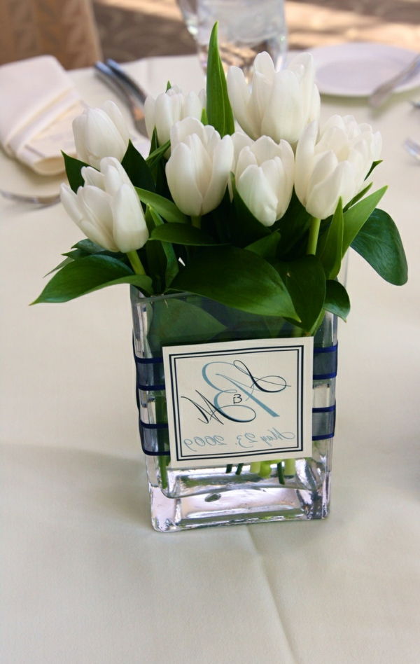 fantastisk-Hochzeitsdeko bord dekorasjon-med-hvite-tulipaner