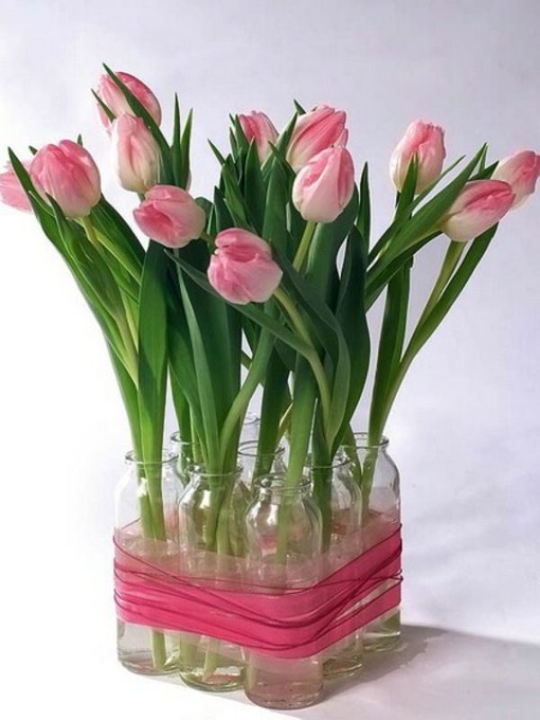 flott bord dekorasjon-med-rosa-tulipaner