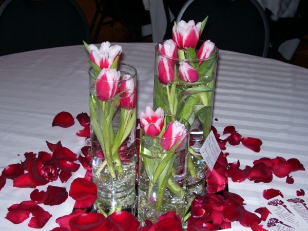 --- flott tabell dekorasjon-med-rosa-tulipan