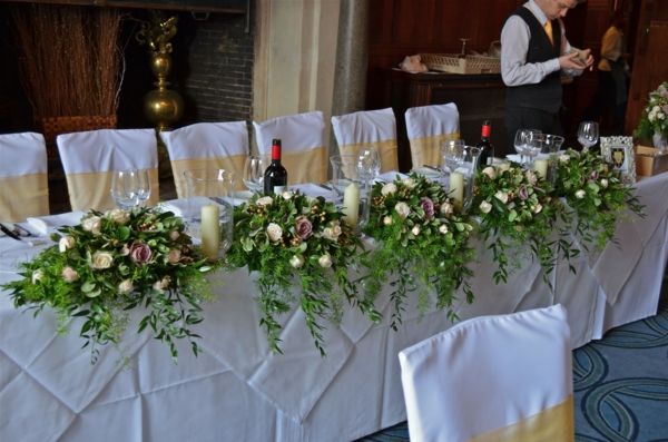 underbart bordsarrangemang-for-bröllop-med-rosor