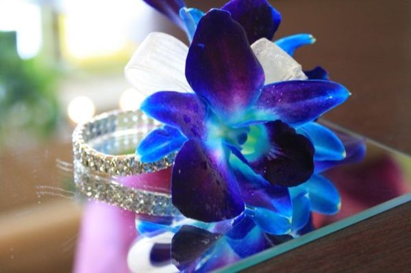 čudovito modro-blumenmdeko-z-orhideja-cvetno dekoracijo-Hochzeitsdeko