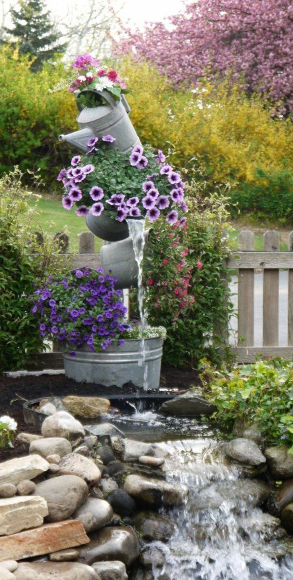 dekoratif çiçekler ve modern bir bahçe için akan su