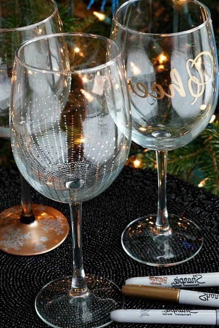 frumos decorate, pahare de vin roșu elegant și decorațiuni de aur