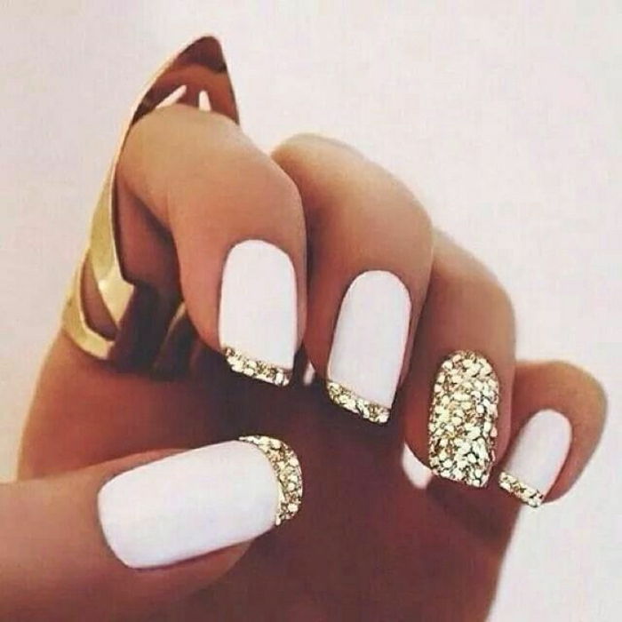 piękne paznokcie żelowe, biały i złoty połysk