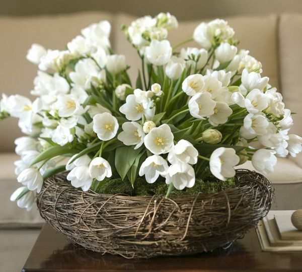 --- vakkert bord dekorasjon med hvite tulipaner