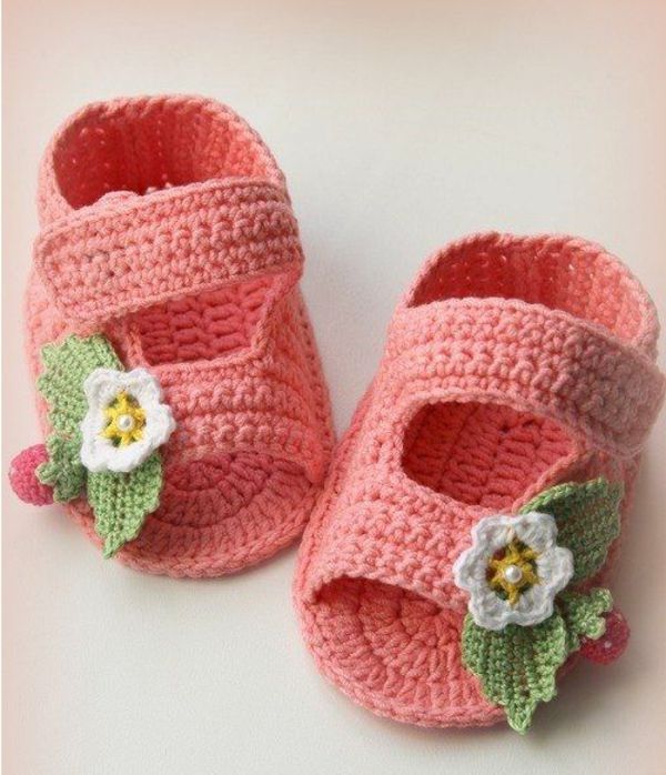 vacker-baby skor - med-blommor-virka --- vackra-idéer-virka-for-baby-virka-stor-design-häkeln-