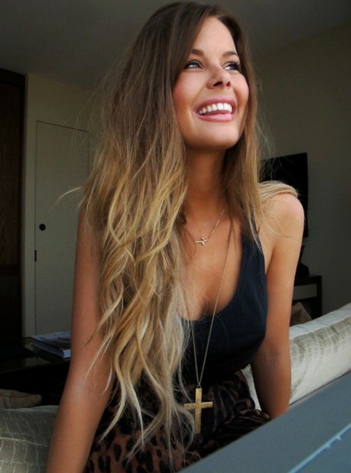 beautiful-young-woman-with-long-hair-bruin haar