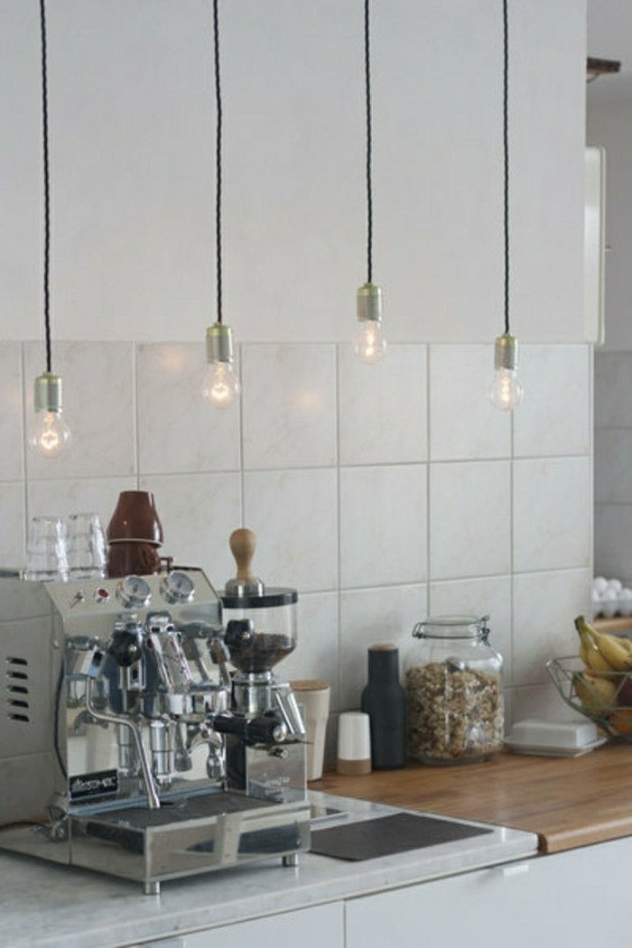 vacker-Küchendeko-med-hängande ljus-och-vit-plattor