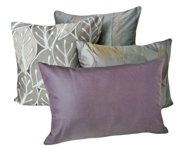puikus modelis-of-sofos-pagalvių violetinė-violetinė ir pilka-balta fone