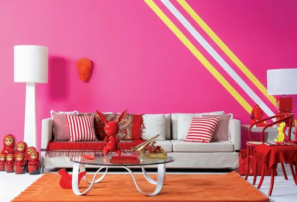 vakker-rosa-vegger-i-stuen-en hvit lampe ved siden av sofaen