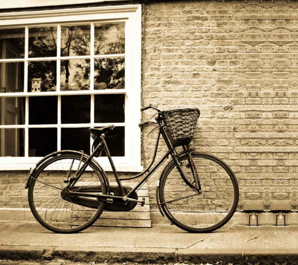 gražūs retro dviračiai - modelis priešais plytų sieną
