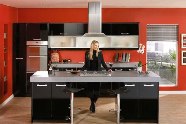 vacker-röd-kök-vägg färg-svart-möbler