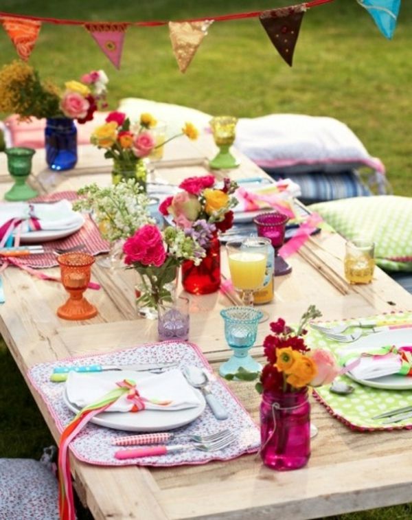 krásna letná tabuľka dekorácie tvorivé nápad farebné kvety a hodiť vankúše na podlahe