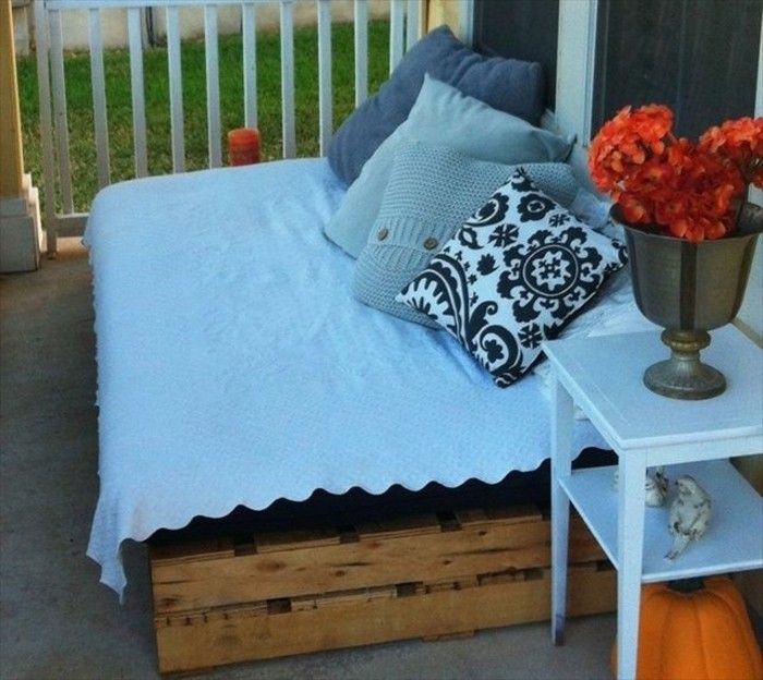 mooi design-terras-with-a-small-sweet-bank-of-euro pallets