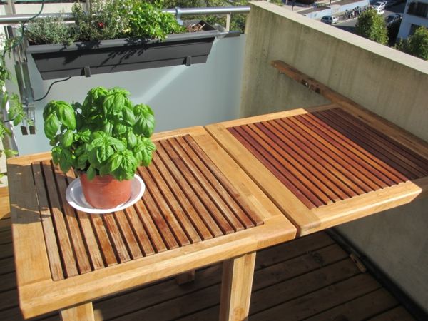 lepo, moderno usmerjene-miza-za-balkona-lesena-modelov-s-a-zeleno-rastline-on
