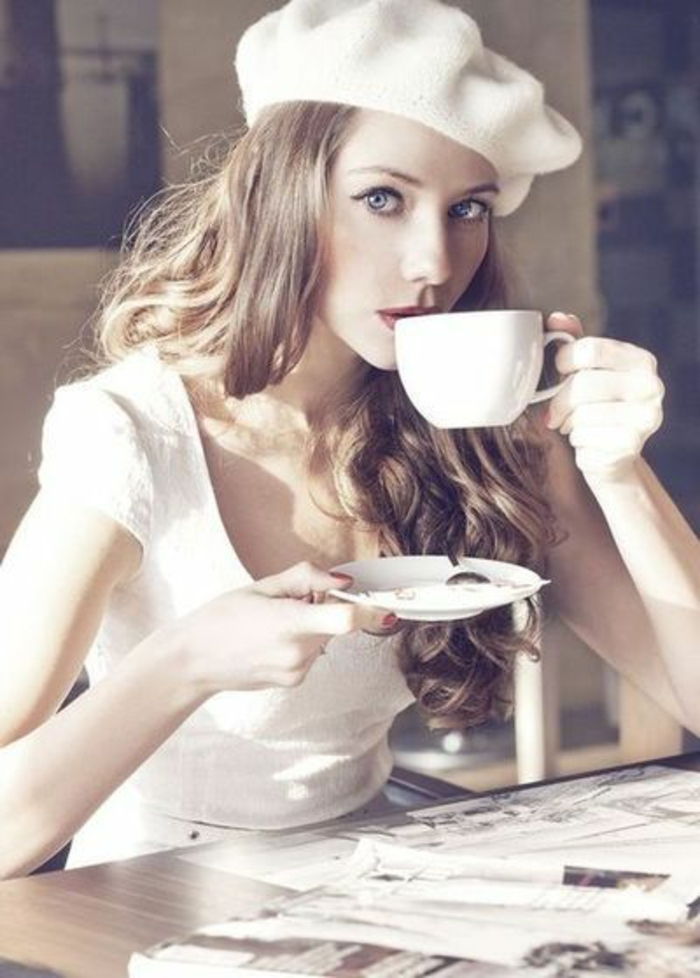 vackra foto mjuka nyanser flicka Vit Beret hat-fransk-hat-chic-moderna klassiska modellen kaffedrickande