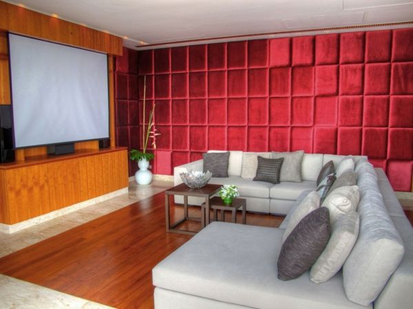 lepa-domači kino-z-velik-kavč-rdeča ekstravagantna stena