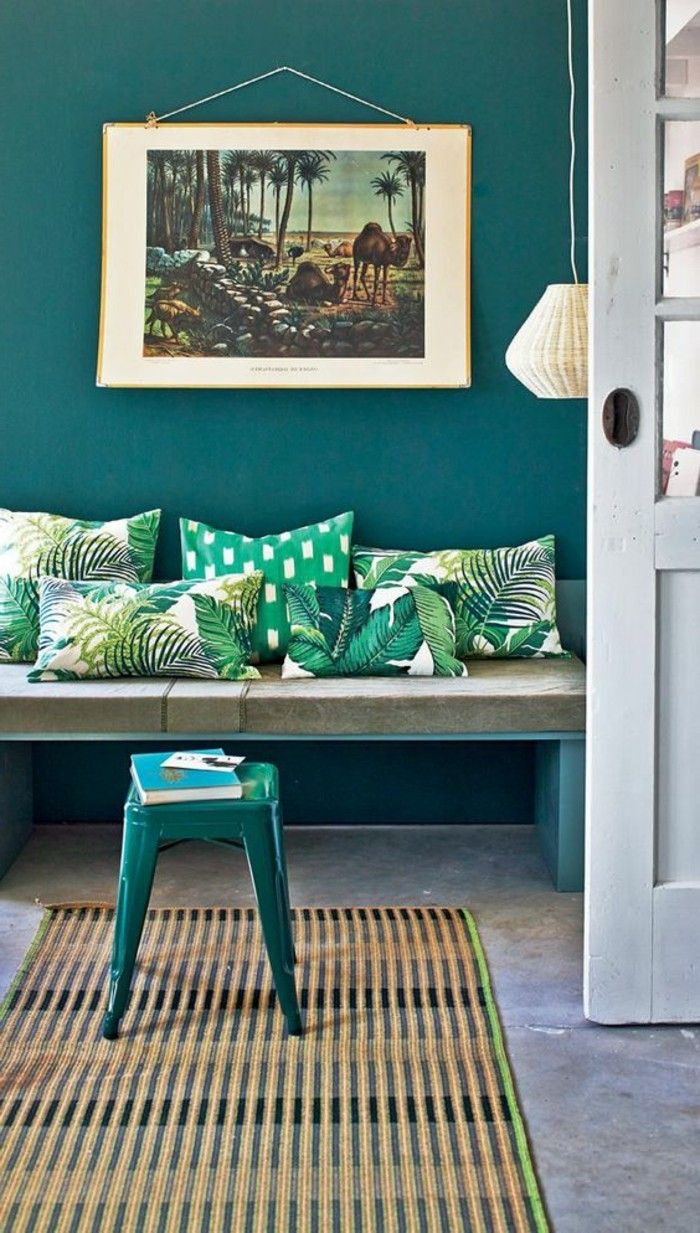 vakker-stue-farge vegg-bensin-turkise puter-on-the-sofa