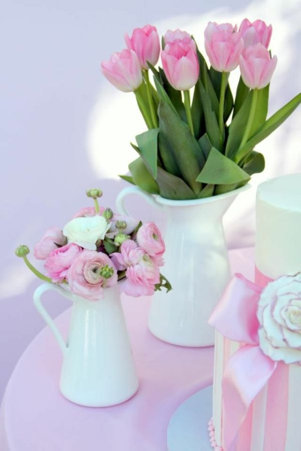 anbuds-rosa-tulipaner-in-hvite vaser idea