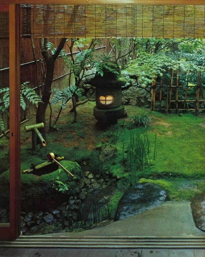 Zen záhrada-japonský stone lampáš bambus odrazovým mostíkom