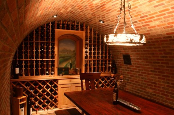 murovaný vínový regál - útulný izba - s lustrom