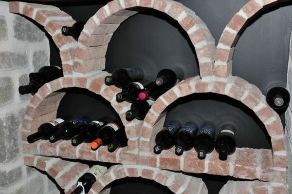 tehlový stojan na víno s fľašami - zaujímavé tvary