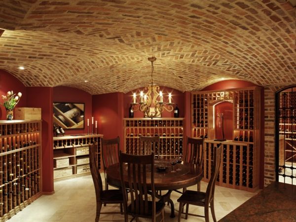 murovaný vínový stojan moderný a krásny elegantný drevený stôl