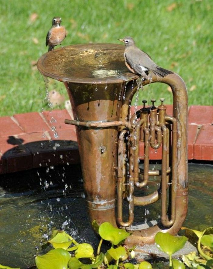 rom fontene-med-foss-trompet-i-hagen