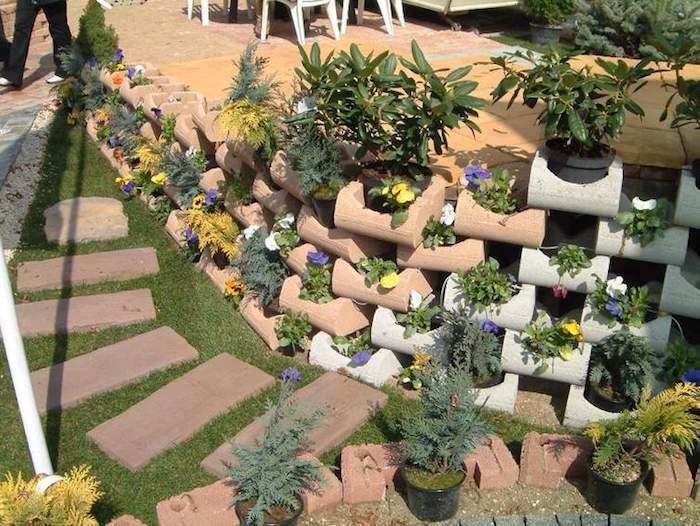 malá mini záhrada - nápad na dizajn záhrady - tu nájdete malé kamene s fialovými a žltými kvetmi