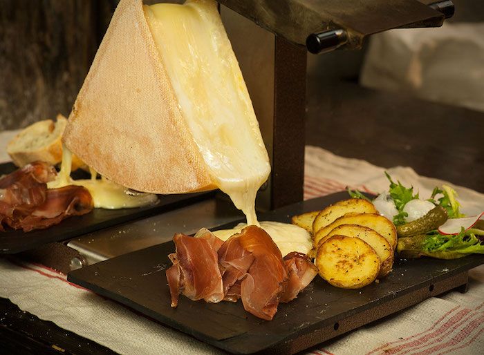 raclette malzemeler raclette peynir etleri tabaklarda patates et pastırma otlar