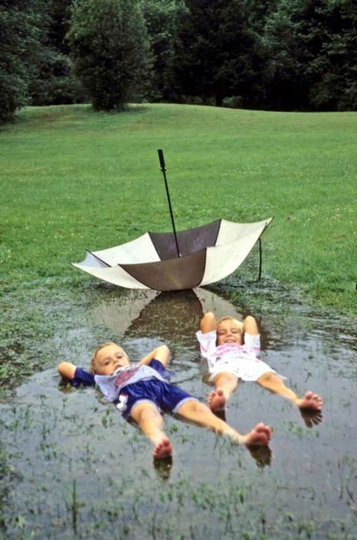 teste padrão preto e branco de duas crianças-em-água Umbrella Crianças