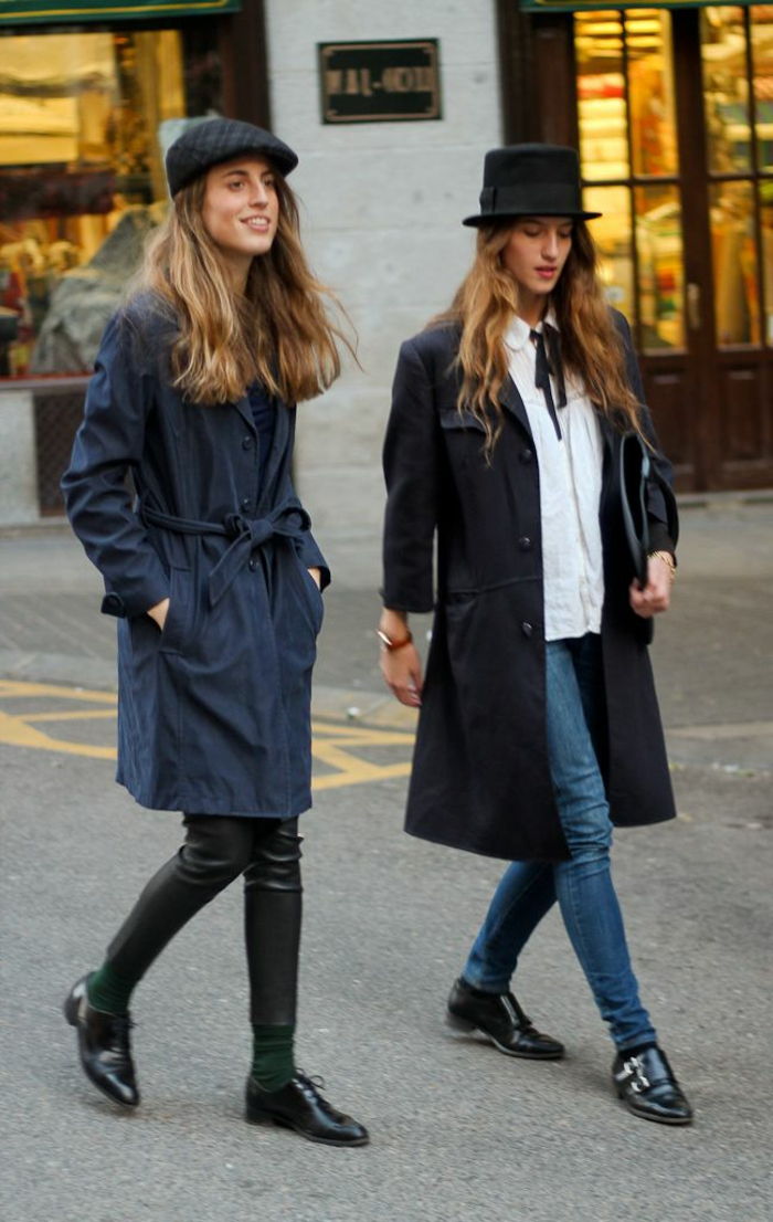 Två flickor fransk-Cap-chic-moderna kläder
