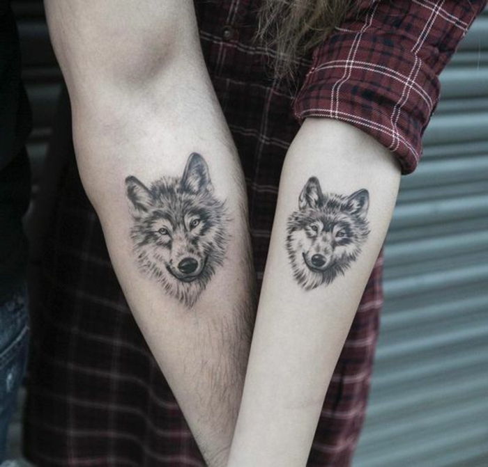 Štai dvi puikios idėjos vilkų tatuiruotėms - dvi rankos ir du juodi vilkai