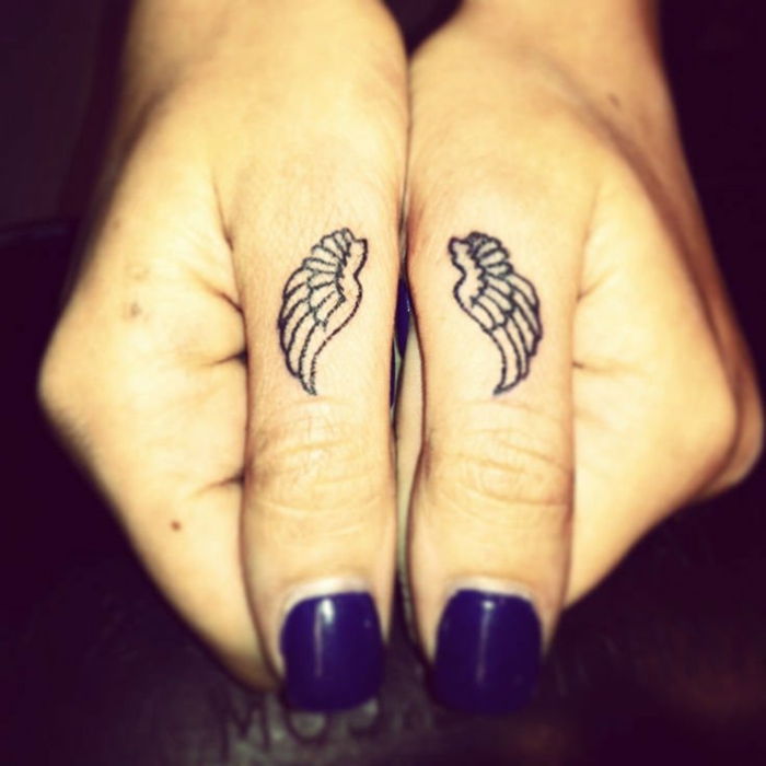 Oto dwa małe tatuaże z skrzydłami aniołów - dwie ręce z anielskimi skrzydłami