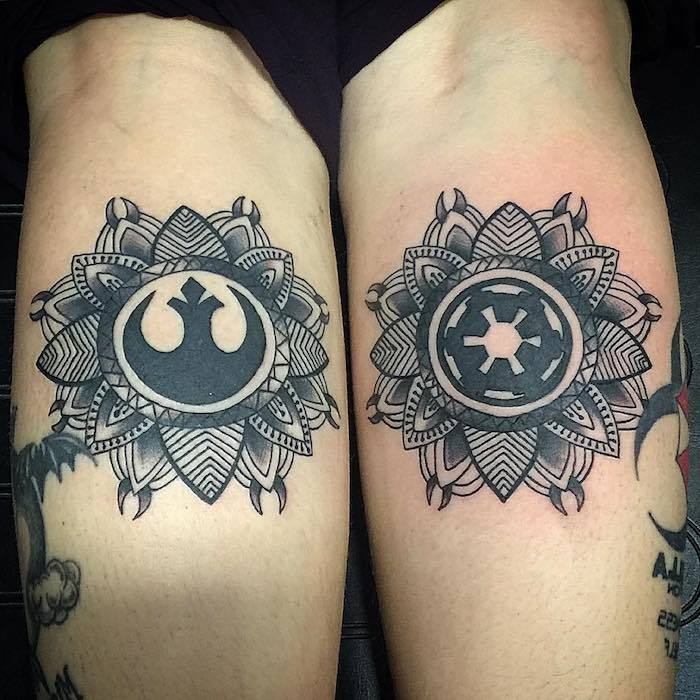 Dve ruky s dvoma malými čiernymi tetovaním s motívmi s mandalami a hviezdnymi vojnami a čiernymi zvitkami