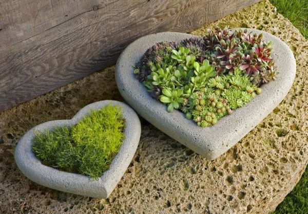 twee-hart-van-beton-tuin-figuren-maak-jezelf-planten in het groen